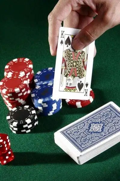 Pengguna mengatur preferensi privasi dan kontrol data pada dashboard warna77